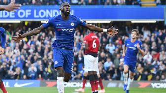 Bek Chelsea Antonio Rudiger merayakan golnya setelah mencetak gol pembuka ke gawang Manchester United dalam pertandingan sepak bola Liga Inggris antara Chelsea melawan Manchester United di Stadion Stamford Bridge, London, Inggris, Sabtu (20/10). [AFP/Glyn KIRK] 