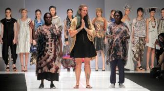 Sejumlah model saat menampilkan karya kolaborasi antara Australian fashion showcase bersama collections  Aboriginal Arts Centres dan Alumni, Novita Yunus-Batik Chic di Jakarta Fashion Week 2019, Senayan, Jakarta Pusat, Sabtu (20/10).  (Suara.com/Fakhri Hermansyah)