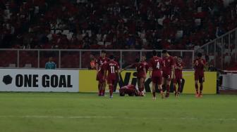 Pemain Qatar U-19 melakukan selebrasi seusai menjebol gawang Timnas Indonesia dalam penyisihan Grup A Piala Asia U-19 di Stadion Utama Gelora Bung Karno, Jakarta, Minggu (21/10). [Suara.com/Muhaimin A Untung]