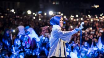 Vokalis Sabyan Gambus Nissa Sabyan menghibur ribuan santri saat Puncak perayaan Hari Santri Nasional 2018 di lapangan Gasibu, Bandung, Jawa Barat, Minggu (21/10). ANTARA FOTO/M Agung Rajasa