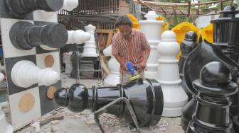 Pengrajin saat membuat bidak Catur raksasa di Pondok Aren, Tangerang Selatan, Senin (22/10). (Suara.com/Fakhri Hermansyah)