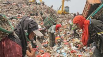 Sejumlah pemulung memilah sampah di Tempat Pembuangan Sampah Terpadu (TPST) Bantar Gebang di Bekasi, Jawa Barat, Senin (22 /10). (Suara.com/Fakhri Hermansyah)