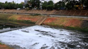 Suasana Limbah busa Kanal Banjir Timur (KBT) di Cipinang Besar Selatan, Jakarta Timur, Senin (22/10). (Suara.com/Fakhri Hermansyah)