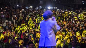 Vokalis Sabyan Gambus Nissa Sabyan menghibur ribuan santri saat Puncak perayaan Hari Santri Nasional 2018 di lapangan Gasibu, Bandung, Jawa Barat, Minggu (21/10). ANTARA FOTO/M Agung Rajasa