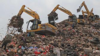 Sejumlah pemulung memilah sampah di Tempat Pembuangan Sampah Terpadu (TPST) Bantar Gebang di Bekasi, Jawa Barat, Senin (22 /10). (Suara.com/Fakhri Hermansyah)