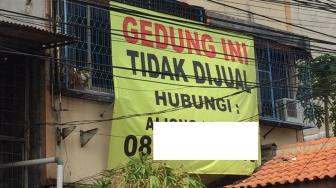 Pakai Spanduk Besar, Iklan Gedung Tidak Dijual Ini Bikin Kesal