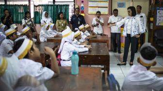 Menteri Keuangan Sri Mulyani saat mengajar siswa-siswi SD Negeri Kenari 07 di Jakarta, Senin (22/10). ANTARA FOTO/Aprillio Akbar