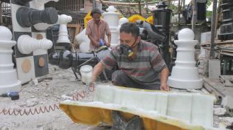 Sejumlah pengrajin saat proses finishing pembuatan bidak Catur raksasa di Pondok Aren, Tangerang Selatan, Senin (22/10).
(Suara.com/Fakhri Hermansyah)