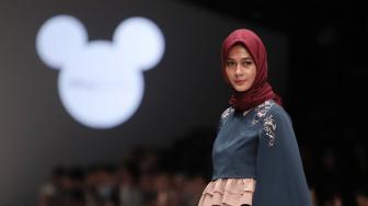 Model mengenakan pakaian rancangan desain Suqma saat hari jadi Mickey Mouse ke-90 di Jakarta Fashion Week 2019 di Senayan City, Jakarta, Senin (22/10). [Suara.com/Muhaimin A Untung]