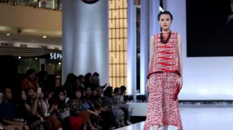 Model memperagakan koleksi busana Toraja Kaboro rancangan NY by Novita Yunus dalam ajang Jakarta Fashion Week (JFW) 2019 di Senayan City, Jakarta, Senin (22/10). [Suara.com/Muhaimin A Untung] 