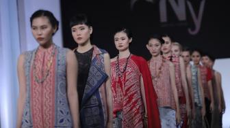 Model memperagakan koleksi busana Toraja Kaboro rancangan NY by Novita Yunus dalam ajang Jakarta Fashion Week (JFW) 2019 di Senayan City, Jakarta, Senin (22/10). [Suara.com/Muhaimin A Untung] 