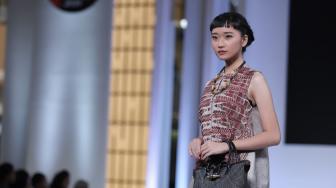 Model memperagakan koleksi busana Toraja Kaboro rancangan NY by Novita Yunus dalam ajang Jakarta Fashion Week (JFW) 2019 di Senayan City, Jakarta, Senin (22/10). [Suara.com/Muhaimin A Untung] 