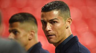 Striker Juventus Cristiano Ronaldo saat berada di dalam Stadion Old Trafford, Manchester, Inggris, Senin (22/10).  [AFP/ Oli SCARFF]