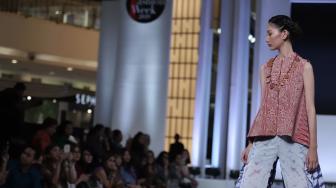 Model memperagakan koleksi busana Toraja Kaboro rancangan NY by Novita Yunus dalam ajang Jakarta Fashion Week (JFW) 2019 di Senayan City, Jakarta, Senin (22/10). [Suara.com/Muhaimin A Untung] 