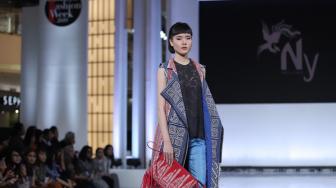 Model memperagakan koleksi busana Toraja Kaboro rancangan NY by Novita Yunus dalam ajang Jakarta Fashion Week (JFW) 2019 di Senayan City, Jakarta, Senin (22/10). [Suara.com/Muhaimin A Untung] 