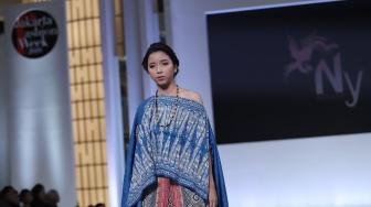 Model memperagakan koleksi busana Toraja Kaboro rancangan NY by Novita Yunus dalam ajang Jakarta Fashion Week (JFW) 2019 di Senayan City, Jakarta, Senin (22/10). [Suara.com/Muhaimin A Untung] 