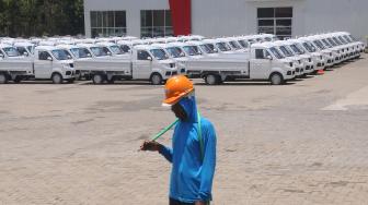 Sejumlah mobil pickup terparkir di halaman pabrik mobil Esemka di Sambi, Boyolali, Jawa Tengah, Senin (22/10).  [ANTARA FOTO/Aloysius Jarot Nugroho]