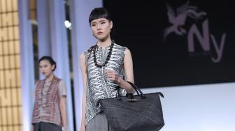 Model memperagakan koleksi busana Toraja Kaboro rancangan NY by Novita Yunus dalam ajang Jakarta Fashion Week (JFW) 2019 di Senayan City, Jakarta, Senin (22/10). [Suara.com/Muhaimin A Untung] 