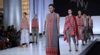 Model memperagakan koleksi busana Toraja Kaboro rancangan NY by Novita Yunus dalam ajang Jakarta Fashion Week (JFW) 2019 di Senayan City, Jakarta, Senin (22/10). [Suara.com/Muhaimin A Untung] 