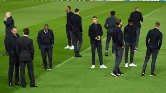 Striker Juventus Cristiano Ronaldo bergabung dengan rekan setimnya saat berada di dalam Stadion Old Trafford, Manchester, Inggris, Senin (22/10). [AFP/ Oli SCARFF]