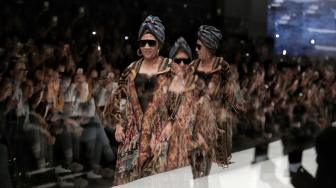 Menteri Kelautan dan Perikanan, Susi Pudjiastuti mengenakan busana rancangan Anne Avantie saat Jakarta Fashion Week 2019 di Senayan City, Jakarta, Selasa (23/10). [Suara.com/Muhaimin A Untung] 