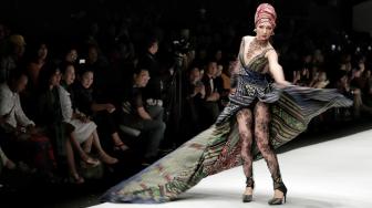 Model mengenakan busana rancangan Anne Avantie yang bertajuk Badai Pasti Berlalu pada perhelatan Jakarta Fashion Week 2019 di Senayan City, Jakarta, Selasa (23/10). [Suara.com/Muhaimin A Untumg] 