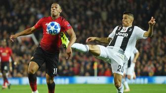 Striker Manchester United Anthony Martial memperebutkan  bola dengan pemain  Juventus Joao Cancelo selama pertandingan sepak bola grup H Liga Champions antara Manchester United melawan Juventus di Old Trafford, Manchester, Inggris, Selasa (23/10).  [AFP/Oli SCARFF]