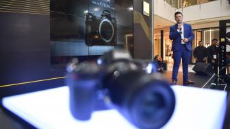 General Manager PT Nikon Indonesia Sukimin Thio menjelaskan spesifikasi Nikon Z7 dan Z6 saat peluncuranya di Jakarta, Rabu (24/10). [ANTARA FOTO/Sigid Kurniawan]