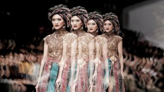 Model mengenakan busana rancangan Anne Avantie yang bertajuk Badai Pasti Berlalu pada perhelatan Jakarta Fashion Week 2019 di Senayan City, Jakarta, Selasa (23/10). [Suara.com/Muhaimin A Untumg] 