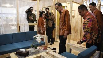 Presiden Joko Widodo (tengah) didampingi Gubernur Banten Wahidin Halim (kanan) meninjau rumah tahan gempa disela-sela pembukaan Trade Expo Indonesia ke-33 di Tangerang, Banten, Rabu (24/10). [ANTARA FOTO/Puspa Perwitasari]