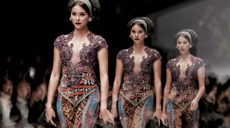 Model mengenakan busana rancangan Anne Avantie yang bertajuk Badai Pasti Berlalu pada perhelatan Jakarta Fashion Week 2019 di Senayan City, Jakarta, Selasa (23/10). [Suara.com/Muhaimin A Untumg] 