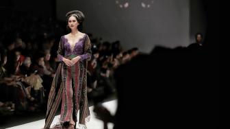 Model mengenakan busana rancangan Anne Avantie yang bertajuk Badai Pasti Berlalu pada perhelatan Jakarta Fashion Week 2019 di Senayan City, Jakarta, Selasa (23/10). [Suara.com/Muhaimin A Untumg] 