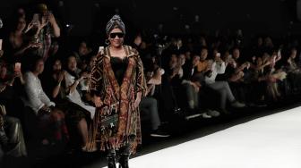 Aksi Menteri Susi Pudjiastuti di Catwalk JFW 2019 Bikin Heboh!