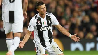 Striker Juventus Cristiano Ronaldo memberikan isyarat kepada wasit saat dirinya dilanggar oleh pemain Manchester United di Old Trafford, Manchester, Inggris, Selasa (23/10).  [AFP/Oli SCARFF]