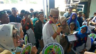 Sandiaga ke Pecinan, Temui Emak-emak Permak Bodi