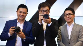 Managing Director Nikon Asia Takashi Yoshida (tengah) didampingi General Manager PT Nikon Indonesia Sukimin Thio (kiri) dan General Manager Nikon Singapura Hiroki Yamaoka menunjukkan Nikon Z7 dan Z6 saat peluncurannya di Jakarta, Rabu (24/10). [ANTARA FOTO/Sigid Kurniawan]