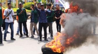 Mahasiswa Demo Bakar Ban Kritik 4 Tahun Pemerintahan Jokowi - JK