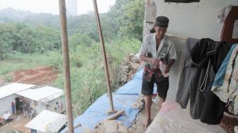 Suasana rumah yang terkena longsor di daerah Sugutamu, Depok, Jawa Barat, Kamis (25/10). (Suara.com/Fakhri Hermansyah)