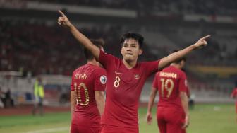 Pemain Timnas Indonesia Witan Sulaeman melakukan selebrasi usai mencetak gol ke gawang Timnas Uni Emirat Arab dalam penyisihan Grup A Piala Asia U-19 di Stadion Utama Gelora Bung Karno, Jakarta, Rabu (24/10). [Suara.com/Muhaimin A Untung] 