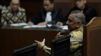 Direktur Utama PT PLN Persero Sofyan Basir bersaksi untuk terdakwa Johannes Budisutrisno Kotjo  di Pengadilan Tindak Pidana Korupsi Jakarta, Kamis (25/10). [Suara.com/Muhaimin A untung]