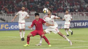 Pemain Timnas Indonesia Witan Sulaeman menanti bola dibayangi pemain Timnas Uni Emirat Arab Ahmad Abdulla Suroor dalam penyisihan Grup A Piala Asia U-19 di Stadion Utama Gelora Bung Karno, Jakarta, Rabu (24/10). [Suara.com/Muhaimin A Untung] 