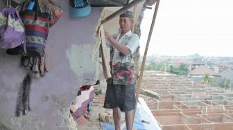 Suasana rumah yang terkena longsor di daerah Sugutamu, Depok, Jawa Barat, Kamis (25/10). (Suara.com/Fakhri Hermansyah)