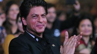 Shahrukh Khan Teriakkan Selamat Lebaran dari Balkon Rumahnya