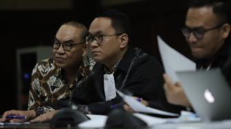 Terdakwa Johannes Budisutrisno Kotjo mendengarkan keterangan saksi pada sidang lanjutan kasus dugaan suap proyek PLTU Riau-1 di Pengadilan Tipikor, Jakarta, Kamis (25/10). [Suara.com/Muhaimin A Untung]
