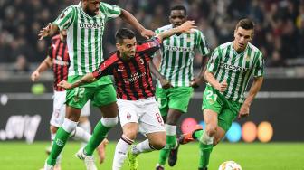 Pemain depan AC Milan Suso mencoba melewati bek Real Betis Sidnei selama pertandingan Grup F Liga Europa antara AC Milan melawan Real Betis di Stadion San Siro, Milan, Italia, Kamis (25/10). [AFP/Miguel MEDINA]