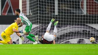 
Pemain depan Real Betis Arnaldo Sanabria saat mencetak gol pembuka ke gawang Ac Milan selama pertandingan Grup F Liga Europa antara AC Milan melawan Real Betis di Stadion San Siro, Milan, Italia, Kamis (25/10). [AFP/Miguel MEDINA]