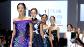 Sejumlah model saat menampilkan karya desainer muda Italian Fashion School pada acara Jakarta Fashion Week (JFW) Senayan, Jakarta Pusat, Jum'at (26/10). (Suara.com/Fakhri Hermansyah)