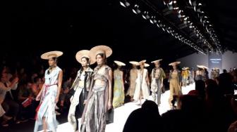 Kain Ramah Lingkungan Tampil Elegan di Jakarta Fashion Week