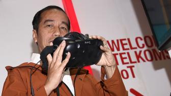 Presiden Joko Widodo menjajal Oculus virtula reality saat meninjau pameran Ideafest 2018 di JCC, Jakarta, Jumat (26/10). [ANTARA FOTO/Puspa Perwitasari]