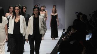 Sejumlah model saat menampilkan karya kolaborasi Fashionlinkx #BLCKVNUE pada JFW 2019 di Senayan, Jakarta Pusat, Jum'at (26/10).(Suara.com/Fakhri Hermansyah) 